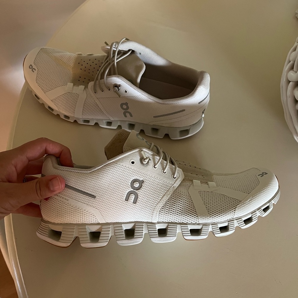 On Cloud running shoe white/sand